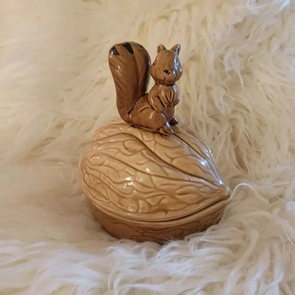 🆕️🐿Vintage Armbee Squirrel on a Walnut Nut/Candy Dish (Japan)
